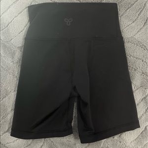 ARITZIA TNA BIKER SHORTS